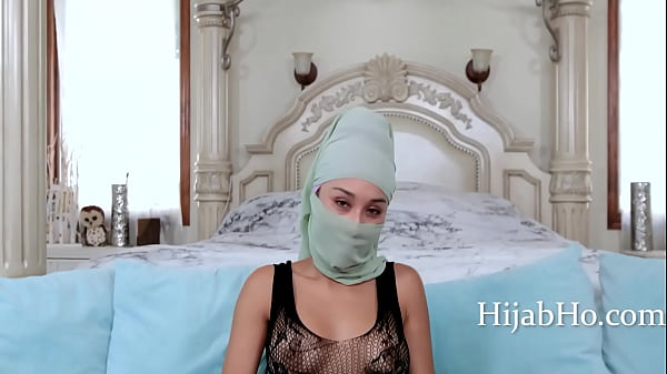 Ibu Tiri Berhijab Bikin Tenang, Tapi Matanya Menggoda Banget – Cali Lee