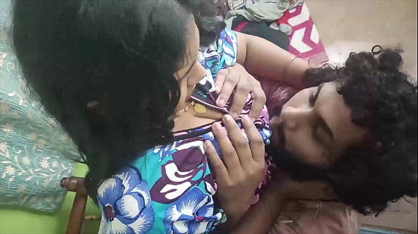 Pasangan Desi Gairah Saling Cium Dan Remas Payudara Dengan Nafsu