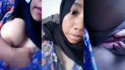 Cewek Hijab Manis Pamer Kontol Becek Bikin Ngaceng