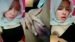Hijab Manis Sengaja Buka Kerudung, Pamer Tetek Montok Bikin Ngiler.