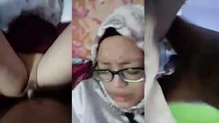 Ngewe Pake Hijab Kacamata Bareng Temen, Enak Banget Rasanya.