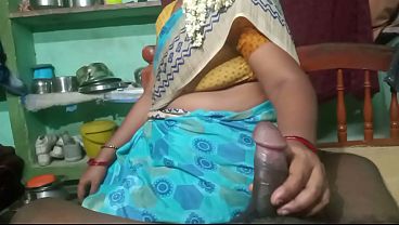 Desahan Malam Di Desa: Ibu Tiri Dan Anak Tiri Saling Menggoda Di Kamar.