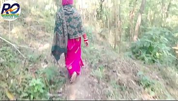 Desi Gaw Ki Bhabhi Jungle Mein Ghumne Gayi Aur Apni Saree Uthake Apna Choot, Dudh Aur Gand Dikhaya, Aur Baingan Andar Daal Diya. Hindi Audio Wala Mast Video.