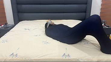 Budak Pencium Sepatu Terperangkap Di Penjara Pantyhose, Dipermalukan Dengan Kata-kata Mesum.