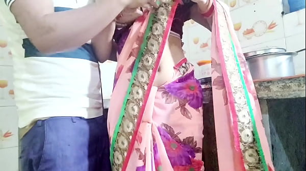देसी भाभी बर्तन धो रही थी, तभी उसका देवर आया और बोला, “भाभी, तेरी गीली चूत चाहिए, देगी क्या?” हिंदी ऑडियो।