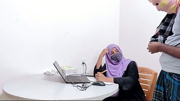 Bankir Hijab Montok Digebuk Petani Kampung, Desi Chudai Panas