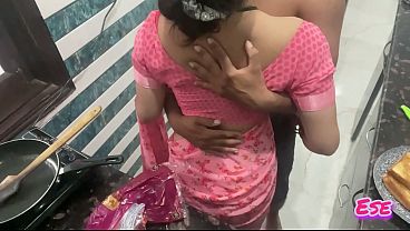 Desi Bhabhi Dapur Me Bhuk Lagi, Jab Wo Khana Bana Rahi Thi, Chudai Ka Maza Le Rahi Thi.
