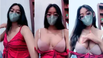 Yasmine Live Buka-bukaan Pamer Belahan Toket Montok