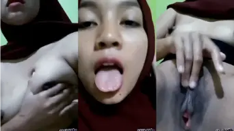 Cewek Hijab Buka Jilbab, Pamer Tetek, Lanjut Mainin Memek Sampe Basah.