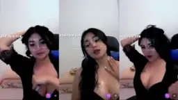 Host Seksi Pamer Lekuk Tubuh Memekik Nafsu
