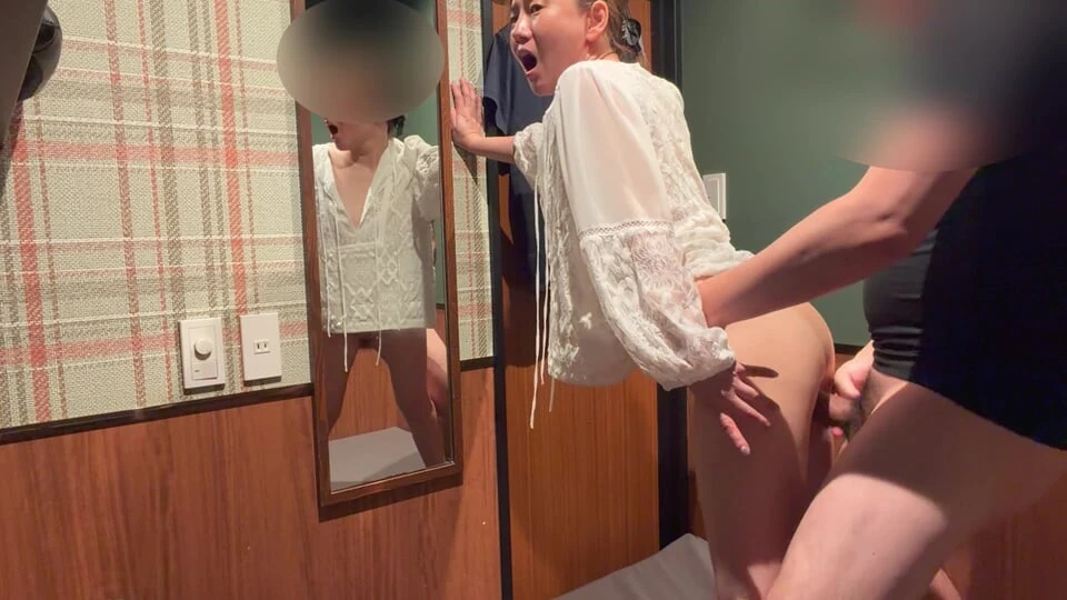 Lewd Masochistic Wife Has Sex At An Internet Cafe, Holding Back Her Moans And Reaching Climax In A Silent Room.