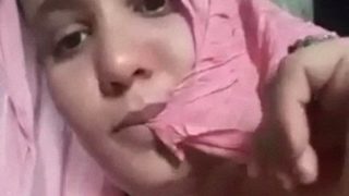 Nikmatin Banget Nih, Tante Desa India Dengan Payudara Montok Lagi Mainin Teteknya Sendiri