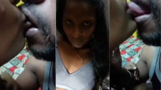 Pasangan Kekasih Menjilati Lidah Selingkuhan Yang Sudah Menikah Dengan Gaya Seks Telugu Yang Panas