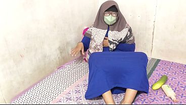 Cewek Hijab Indonesia Lagi Mainin Memek Sendiri Sampe Basah Kuyup.