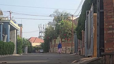 Astaga, Lihat Ibu Arab Itu Colmek Di Luar Rumah Dekat Jalan, Bikin Malu Banget.