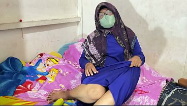 Wanita Berhijab Lagi Mainin Diri Sendiri Sampe Basah.