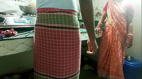 मालकिन ने किचन में खाना बनाने वाले नौकर को पटाकर जोरदार चूत चुदाई कराई, गर्म हिंदी आवाज में चिल्लाती रही।